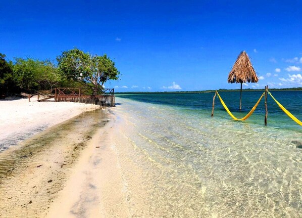 Privatstrand, weißer Sandstrand, Shuttle zum Strand, Liegestühle