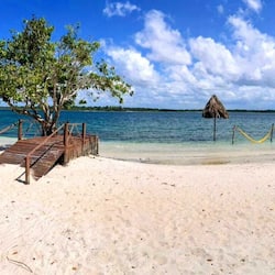Privatstrand, weißer Sandstrand, Shuttle zum Strand, Liegestühle