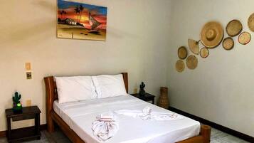 Chalé standard, varanda coberta, vista para o jardim | 2 quartos, individualmente decorados, escrivaninha