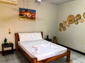 2 bedrooms, individually decorated, desk, laptop workspace - Nomads Lagoa (Jijoca de Jericoacoara)