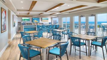 Bar met dakterras, stranduitzicht, dagelijks geopend