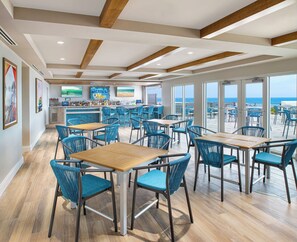 Bar met dakterras, stranduitzicht, dagelijks geopend