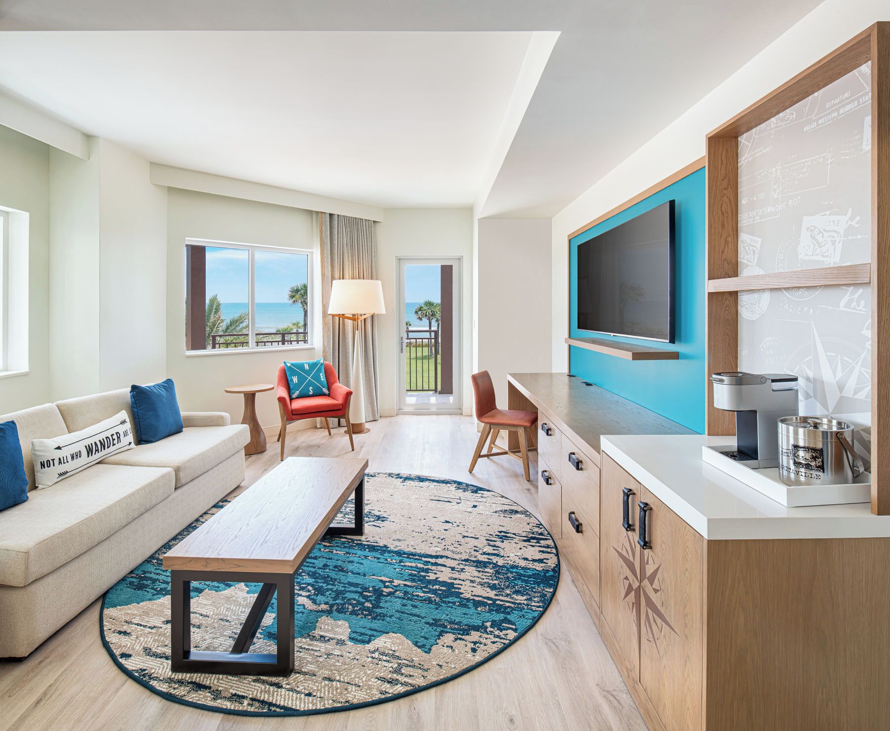 スイート キングベッド 1 台ソファーベッド付き バルコニー オーシャンビュー | アイロン / アイロン台、WiFi (無料)、ベッドシーツ