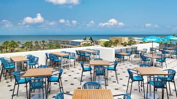 Bar sur le toit, vue sur la plage, ouvert tous les jours