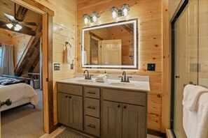 4 bedrooms, free WiFi, bed sheets - Frog Hill | Hocking Hills, EV Charger, Hot Tub (Logan)