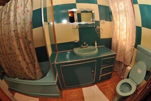 Deluxe Double Room, Lake View | Bilik Mandi | Gabungan pancuran/tab mandi, kelengkapan dandanan diri percuma 