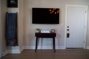 Interior - Large Renovated 1st FL Suite Forest Park/Oak Park (Forest Park)