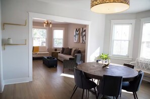 Smart TV - Large Renovated 1st FL Suite Forest Park/Oak Park (Forest Park)