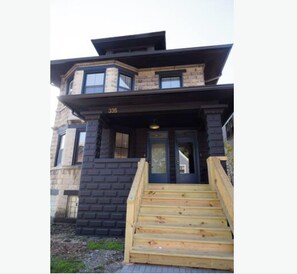 Exterior detail - Large Renovated 1st FL Suite Forest Park/Oak Park (Forest Park)