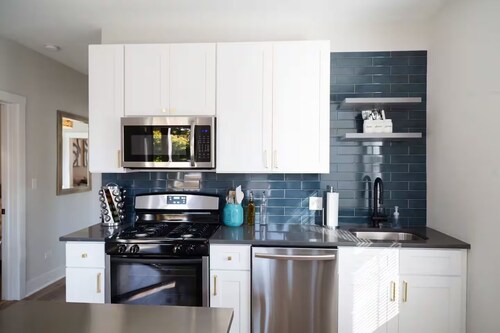 Large Renovated 1st FL Suite Forest Park/Oak Park