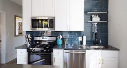 Large Renovated 1st FL Suite Forest Park/Oak Park