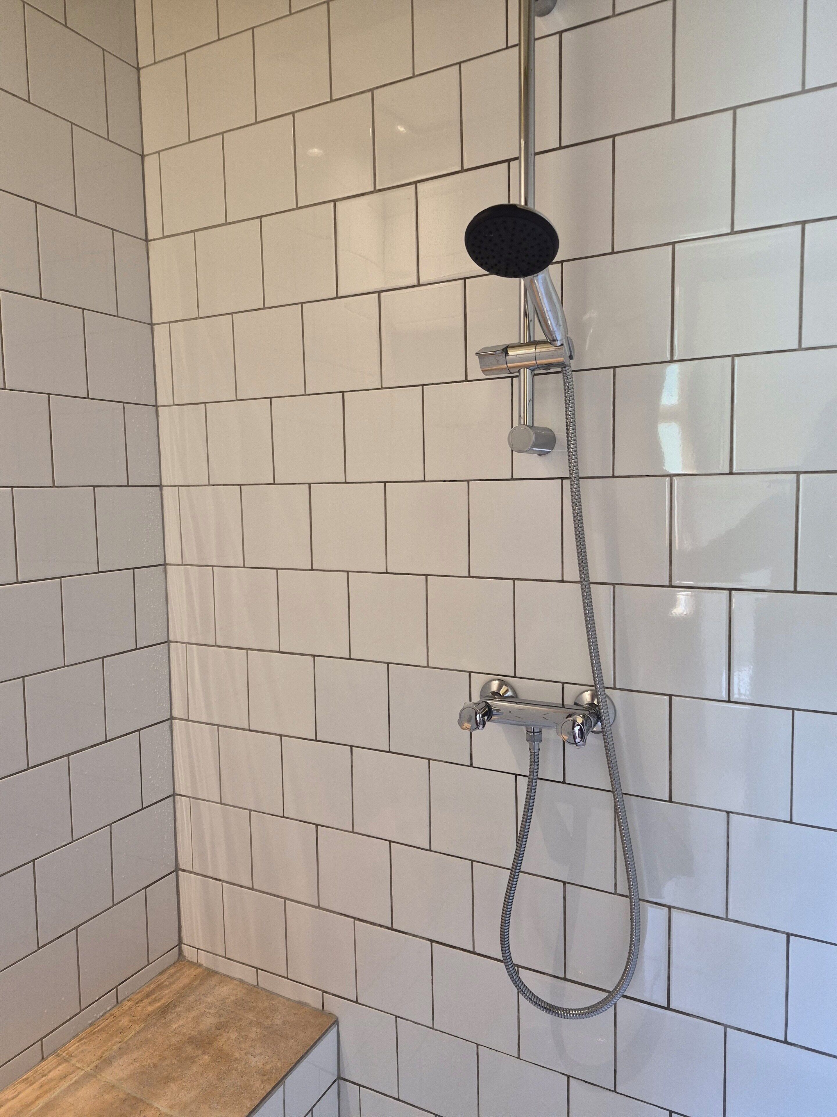Een douche, een haardroger, handdoeken, toiletpapier