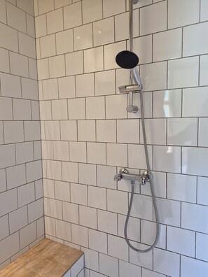 Bruser, hårtørrer, håndklæder, Toiletpapir