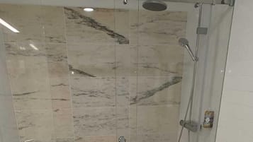 Chambre avec lits jumeaux, 2 lits une place | Salle de bain
