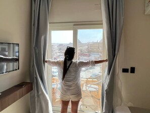 Habitación Deluxe, balcón, vistas a la montaña | Sistema de insonorización, tabla de planchar con plancha, wifi gratis