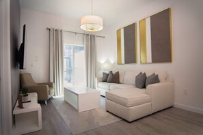 Smart TV - Serenity Townhouse! Private Pool and Pet-Friendly (Davenport)