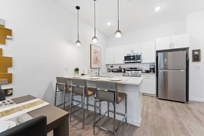 Réfrigérateur, four à micro-ondes, un four, surface de cuisson