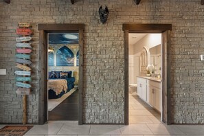 9 chambres, fer et planche à repasser, Wi-Fi, draps fournis