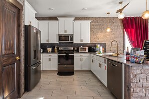 Køleskab, mikrobølgeovn, ovn, kogeplade