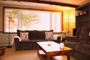 Smart TV, fireplace, video games, DVD player - Beautiful Lakefront cabin w/woodburning fireplace, parking, grill, canoe, SUP. (Wautoma)