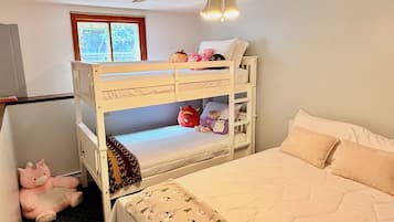 3 habitaciones, escritorio y tabla de planchar con plancha
