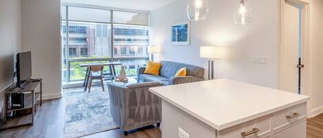 Deluxe Apartment, Kitchen, Courtyard View | Living area