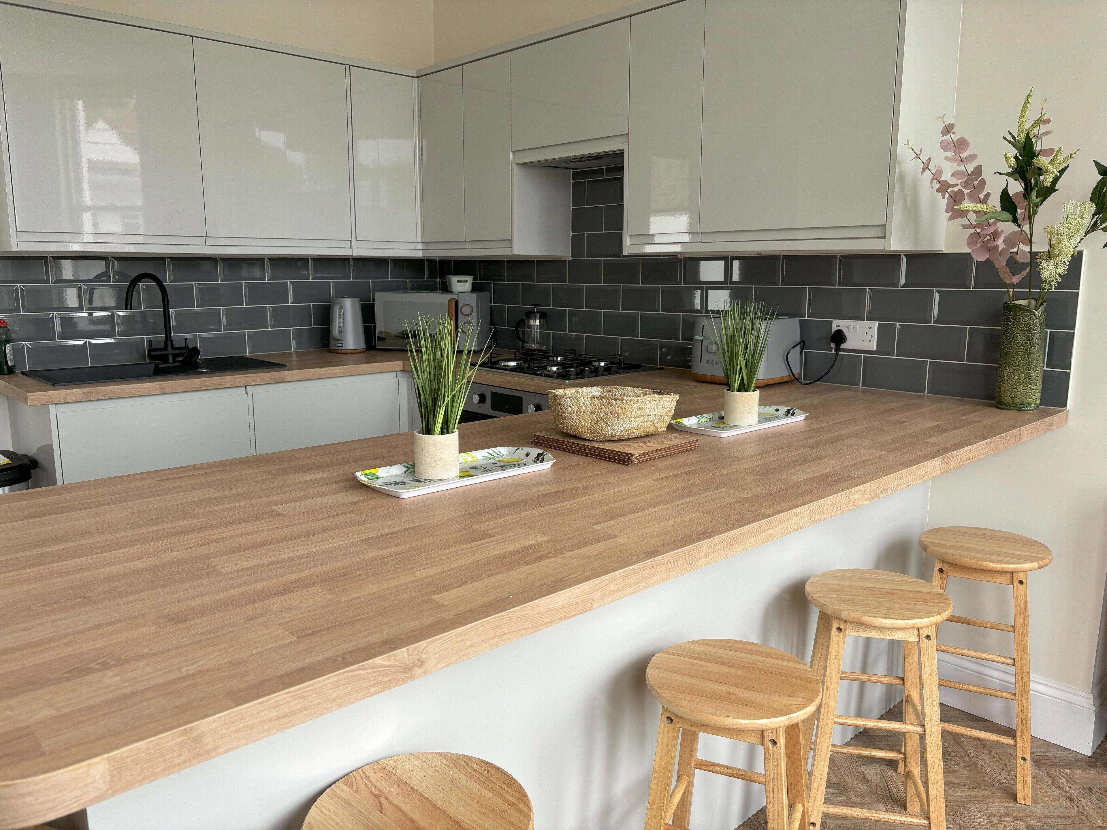 Fridge, microwave, oven, coffee/tea maker