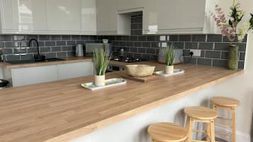 Fridge, microwave, oven, coffee/tea maker