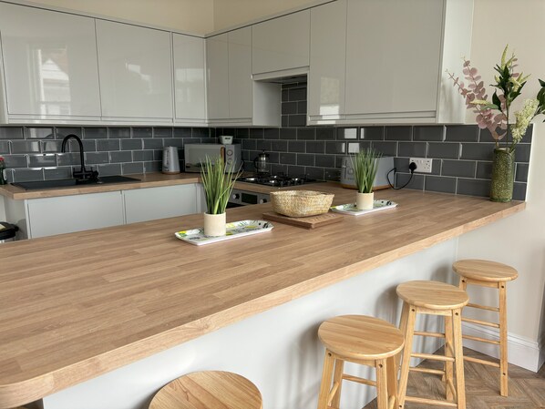 Réfrigérateur, micro-ondes, four, cafetière/bouilloire