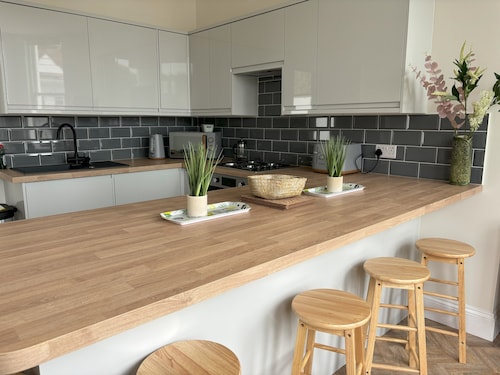 Hollywell Stays, Sea View is situated in Meads Village close to the South Downs