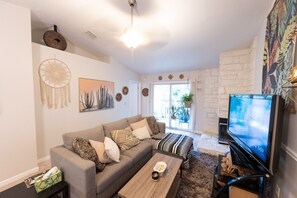 Smart TV, fireplace, books, computer monitors - Boho-Style 2 Bed 2 Bath - 5 Mins From The Beach - Fenced In Yard - Pet Friendly (Ponte Vedra Beach)