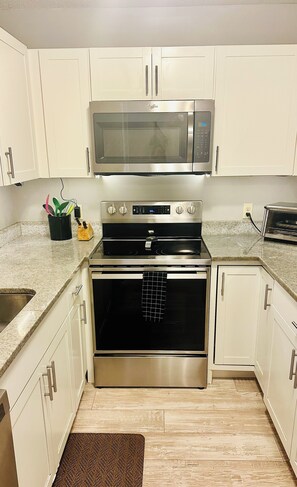 Fridge, microwave, oven, stovetop - Boho-Style 2 Bed 2 Bath - 5 Mins From The Beach - Fenced In Yard - Pet Friendly (Ponte Vedra Beach)