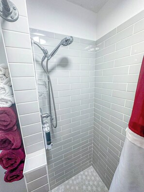 Haartrockner, Handtücher, Seife, Shampoo