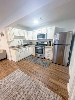 Micro-ondes, four, plaque de cuisson, serviettes en papier