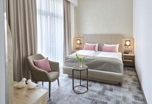 Ropa de cama de alta calidad, edredones de plumas, minibar y caja fuerte