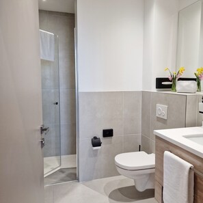 Douche, douche à « effet pluie », articles de toilette gratuits