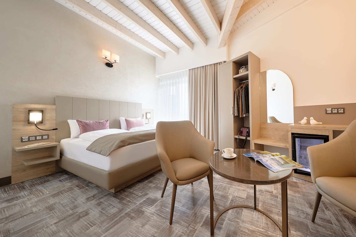 1 bedroom, premium bedding, down duvets, minibar