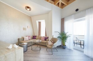 Suite de lujo, 1 cama de matrimonio grande con sofá cama, no fumadores, balcón | Ropa de cama de alta calidad, edredones de plumas, minibar y caja fuerte