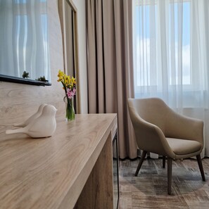 Ropa de cama de alta calidad, edredones de plumas, minibar y caja fuerte