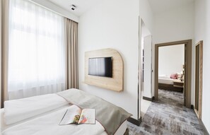 Habitació triple Comfort, no fumadors | 1 dormitori, roba de llit d'alta qualitat, cobrellits i minibar 