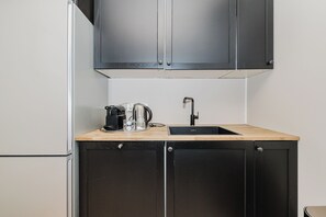 Cafetera y tetera, refrigerador, microondas y horno