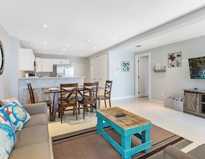 Deluxe-Apartment, 3 Schlafzimmer, Terrasse, Poolblick | Wohnbereich