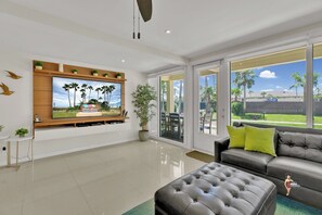 Appartement Deluxe, 2 chambres, patio | Coin séjour | TV connectée de 50 pouces avec chaînes par câble