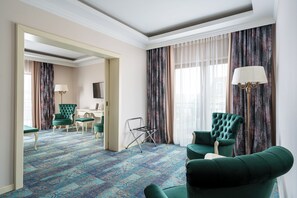 Departamento Deluxe | Minibar, caja de seguridad en la habitación y escritorio 