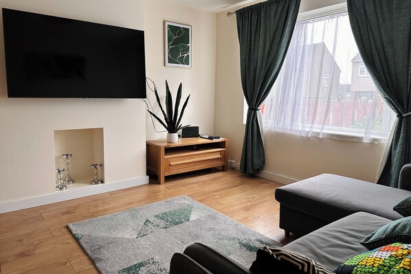 Living area - 2 Bedroom Apartment-sleeps 6-parking-wifi (Grays)