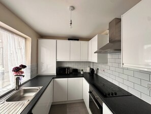Apartment | Private kitchen | Fridge, microwave, oven, stovetop - 2 Bedroom Apartment-sleeps 6-parking-wifi (Grays)