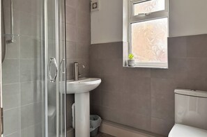 Apartamento | Banheiro | Chuveiro, toalhas de banho
