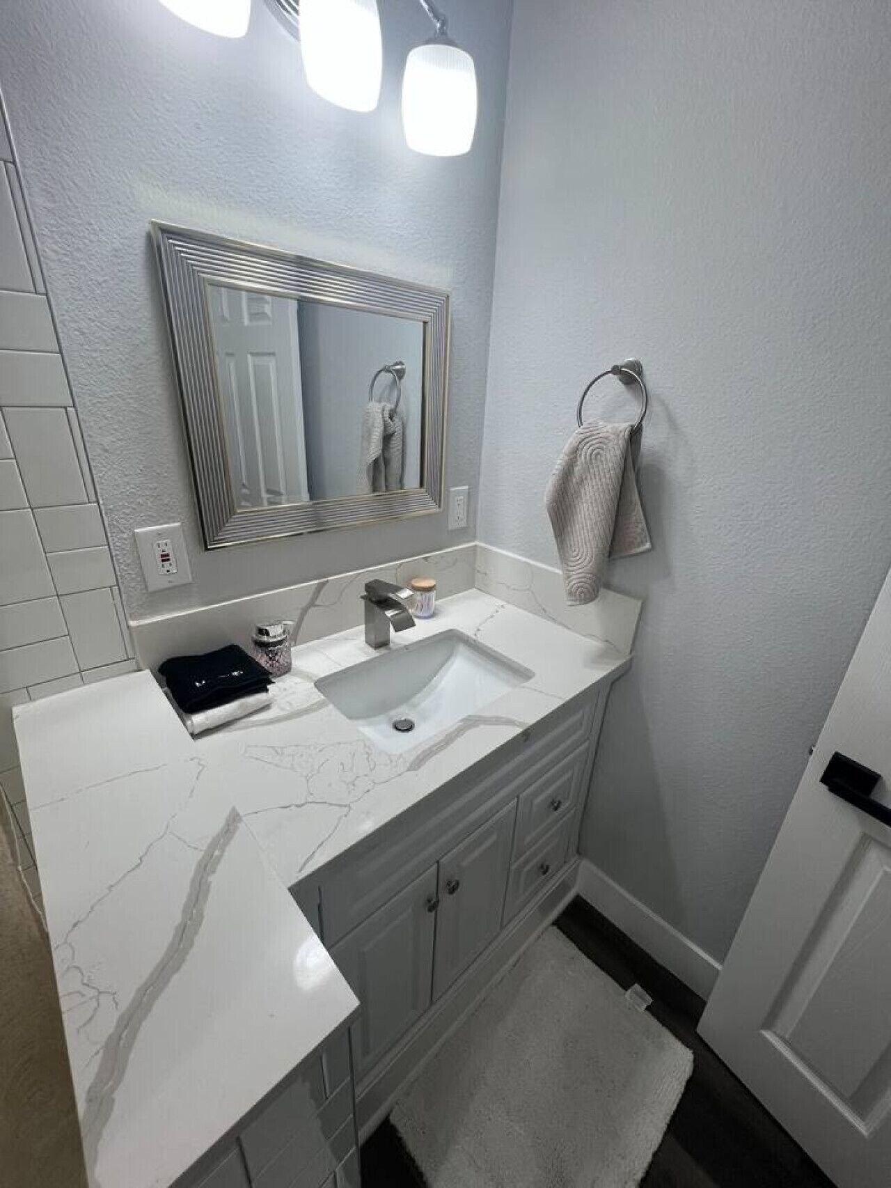 Sèche-cheveux, serviettes fournies