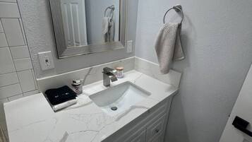 SĂšche-cheveux, serviettes fournies