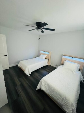 3 chambres, bureau, fer et planche à repasser, accès au Wi-Fi (inclus)